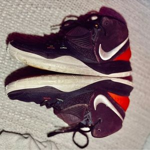 These are the Nike Kyrie Enlightenment sneakers. In great condition. (Worn once)